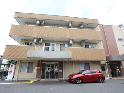 多階層の建物のエントランス