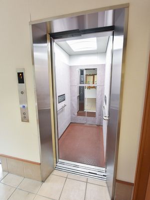 清潔なエレベーターの入口