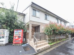 外観の建物と植栽