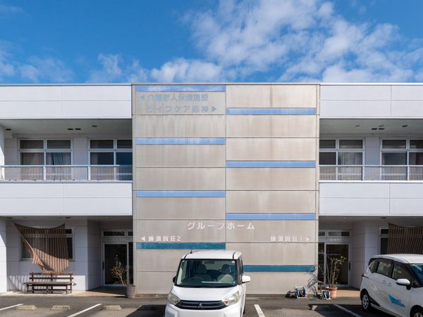 駐車場付きの建物外観