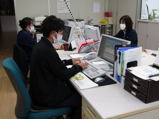 スタッフ作業中の事務室