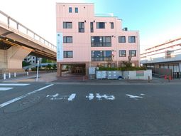 ピンクの外壁の建物