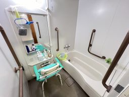 バスタブと手すりの浴室