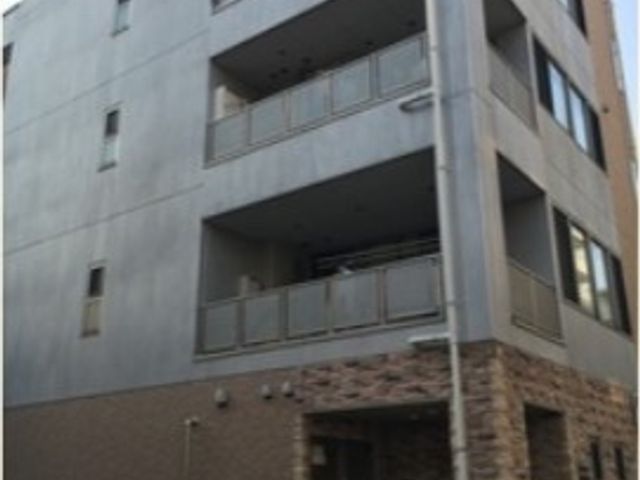 都会の多階建て建物 外観 石造りのエントランスが特長的な都会的な建物です。通りからのアクセスもよく、毎日の通勤に便利な立地条件を備えています。