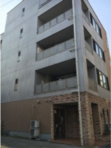 都会の多階建て建物 外観 石造りのエントランスが特長的な都会的な建物です。通りからのアクセスもよく、毎日の通勤に便利な立地条件を備えています。