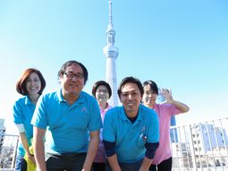 スタッフが集合する屋外