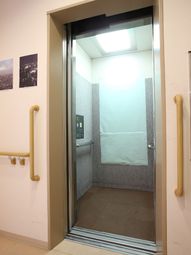 手すり付きエレベーター入口