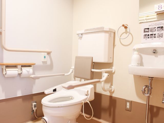 バリアフリートイレ設備 トイレ 手すりや座り心地を考えた便座など、使いやすい工夫が満載のトイレです。安心してご利用いただける環境が整っています。