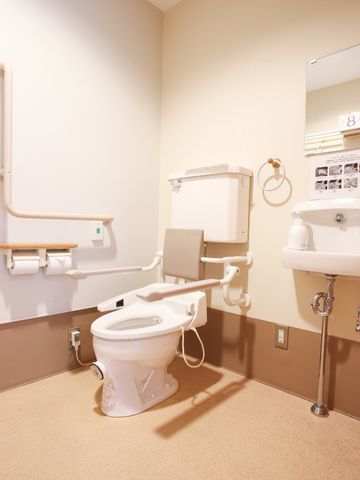 バリアフリートイレ設備 トイレ 手すりや座り心地を考えた便座など、使いやすい工夫が満載のトイレです。安心してご利用いただける環境が整っています。