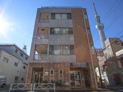 明るい外観の建物エントランス
