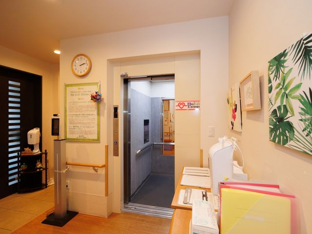 温かみのあるエントランス 廊下 温かい雰囲気のエントランスがお出迎え。笑顔で迎える私たちと一緒に、あたたかなサービスを提供しませんか？