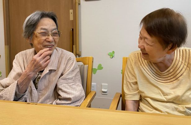 笑顔のご高齢者二人