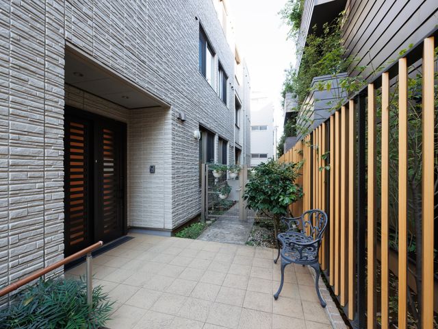 落ち着いた雰囲気のエントランス エントランス 穏やかな環境のエントランスを日々、訪れる方々に提供するお手伝いをしませんか。