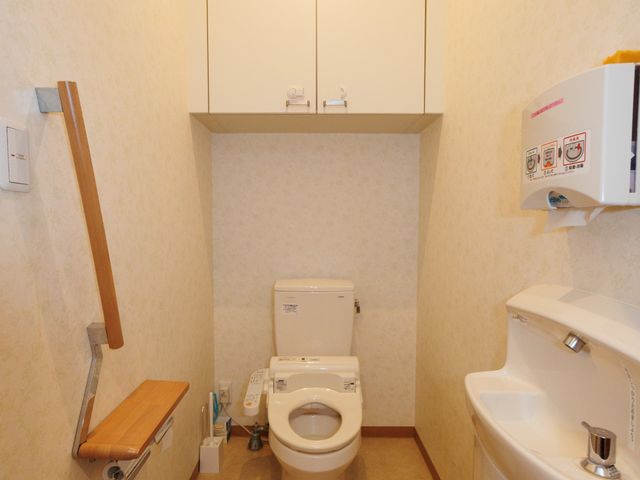 介護向けのトイレ トイレ 安全な介護環境を守るトイレの清掃や管理をお願いします。
