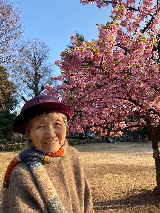 笑顔のおばあさんと桜