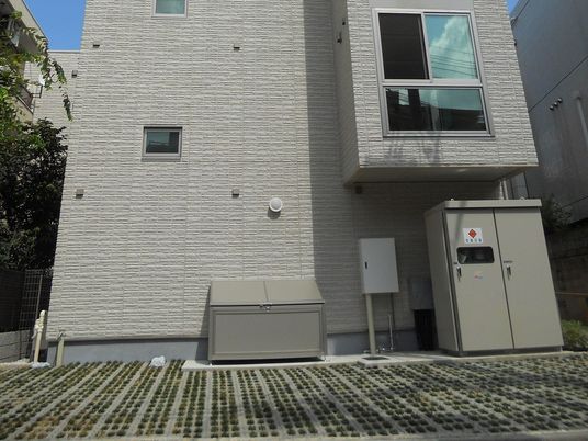建物外壁と設備の外観  