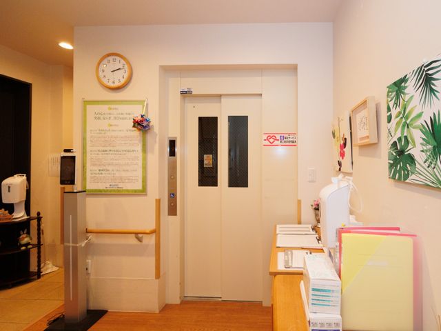受付エリアとエレベーター エントランス 明るく整頓された受付周辺、快適な職場環境でのお仕事をぜひご検討ください。