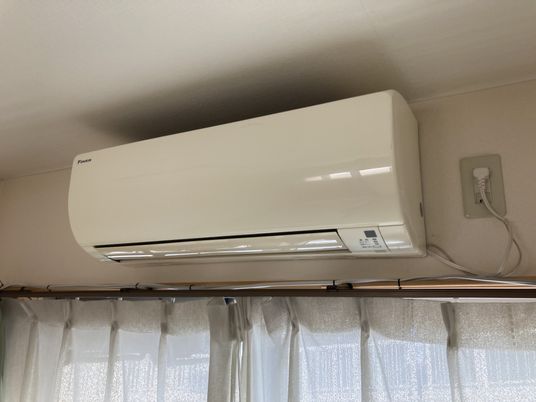 壁に取り付けられた冷暖房