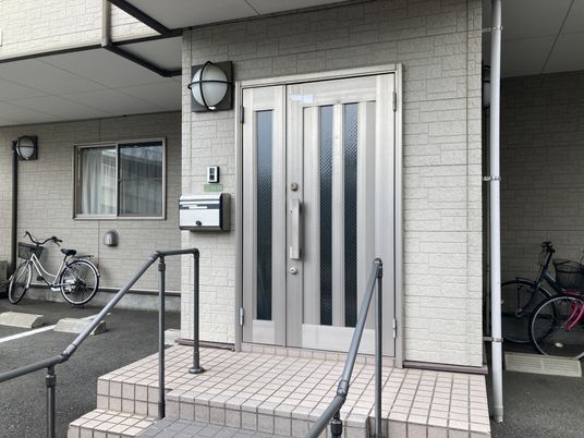 入口に続く階段