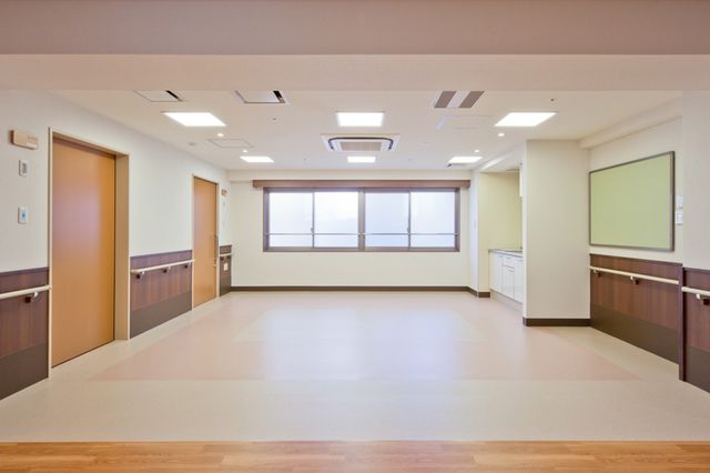 広々とした明るい空間 内観 自然光が差し込む明るい空間で、ゆったりとした時間を過ごせます。日々の業務に最適です。