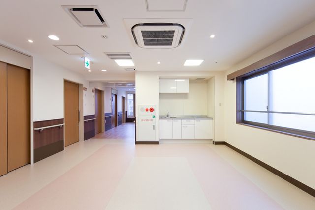 明るい空間の廊下 廊下 広々とした明るい廊下は、移動しやすさを重視して設計されています。自然光を感じながら快適に過ごせます。