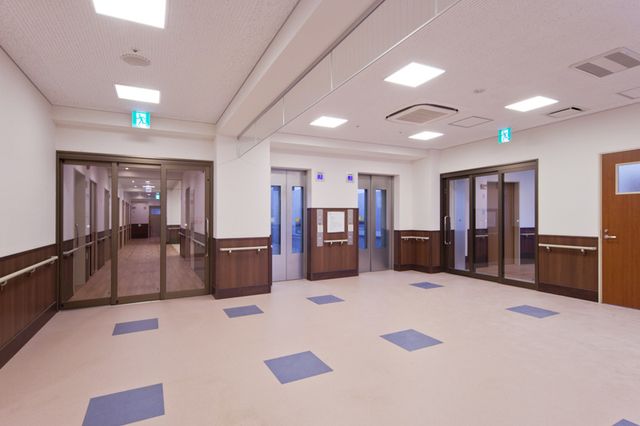 明るい廊下 廊下 自然光が入る明るい廊下です。手すりが設置され、安全に配慮されています。