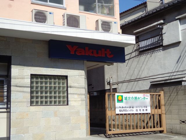 入口周辺の看板 看板 施設の入り口に設置されている大きなサインが、安心感を与える環境を演出しています。