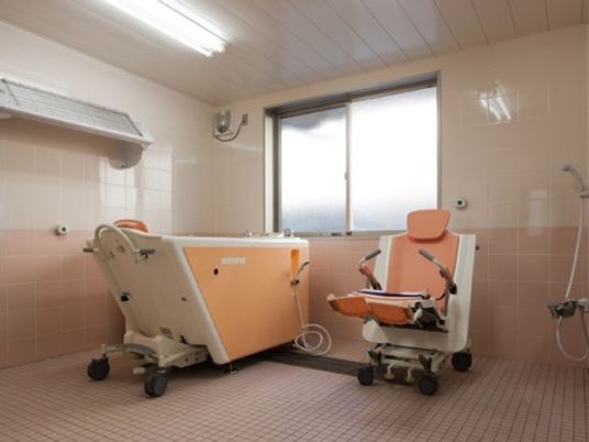 バリアフリー設計の浴室