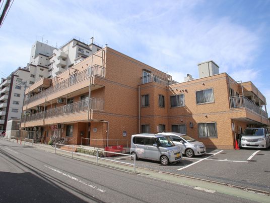 明るい外観の建物