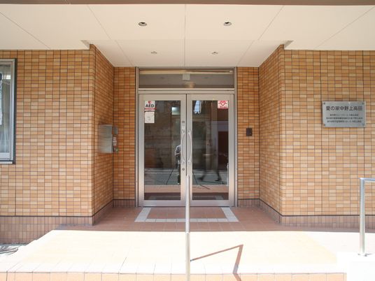 明るい施設のエントランス