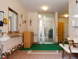 明るいエントランスの様子