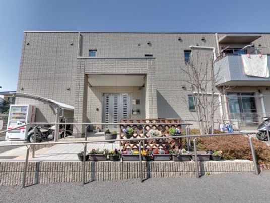 明るい外観の建物エントランス
