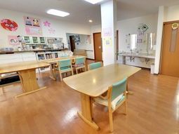 明るい食堂の様子