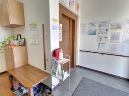 廊下に置かれた情報掲示物