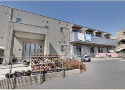 明るい建物の外観