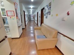 廊下に設置されたソファー