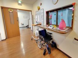 廊下に車椅子アート装飾