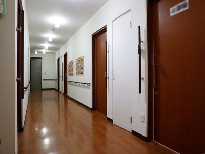 清潔で広々した廊下