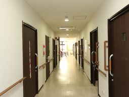 明るい施設の廊下