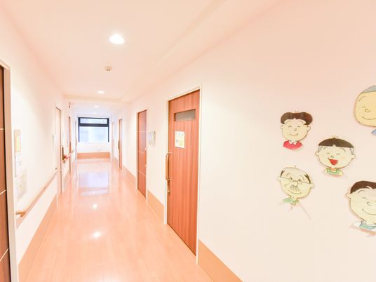 明るい廊下と壁の絵