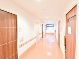 明るく清潔な廊下
