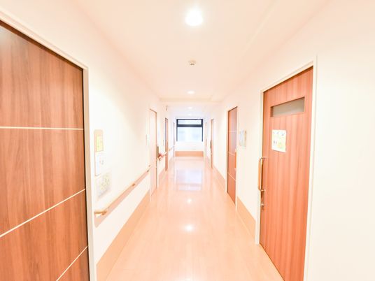 明るく清潔な廊下