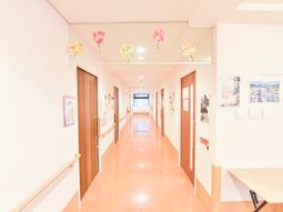 明るい廊下とアート装飾