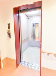 清潔なエレベーター入口