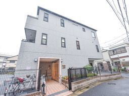 白い建物のエントランス