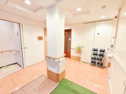 入口付近の明るい空間