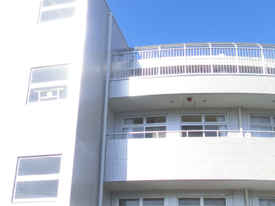 白い外観の建物  
