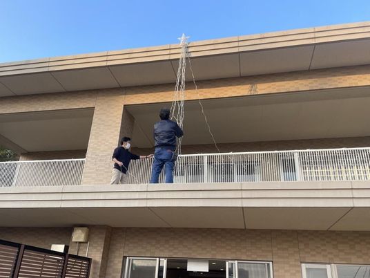 外観の飾り付け作業中  