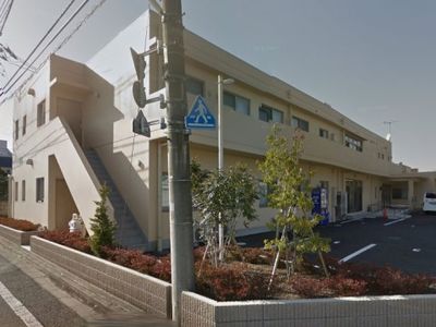 明るい外観の建物