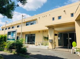 明るい外観の建物正面